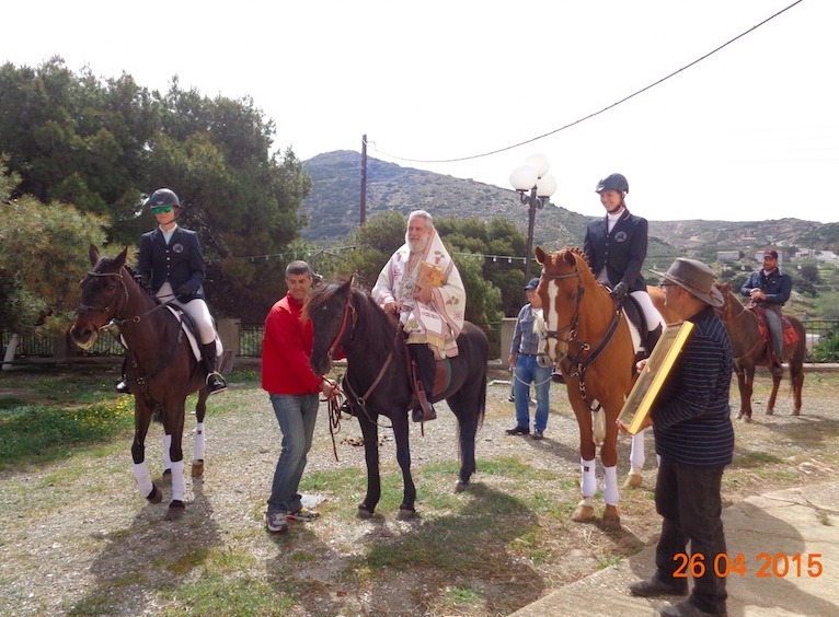Митрополит острова Сирос Дорофей участвовал в крестном ходе верхом на лошади