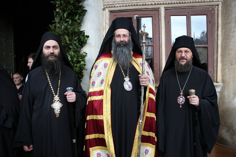 Митрополит Украинской Православной Церкви молится на Афоне