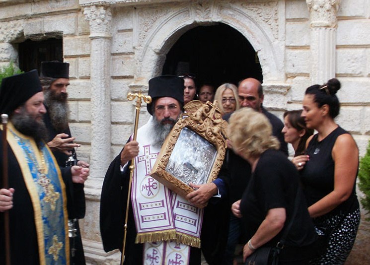 Крестный ход с чудотворной иконой Богородицы на Крите