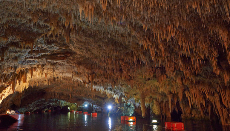 В митрополии Мани отметили годовщину открытия природных пещер