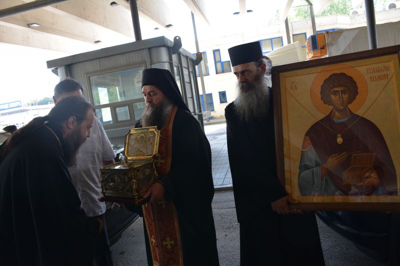 Глава великомученика Пантелеимона принесена с Афона в Болгарию