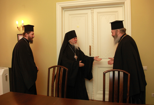 Епископ Орехово-Зуевский Пантелеимон приветствует митрополита Элассонского Василия 