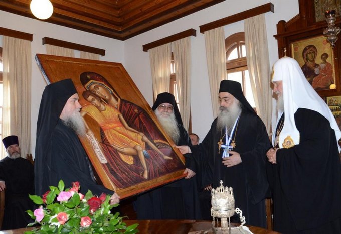 Патриарху Кириллу вручают икону "Достойно есть"