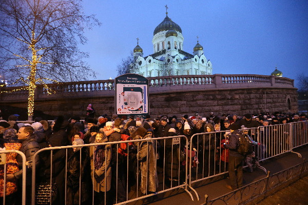 Очередь к Дарам волхвов в Москве