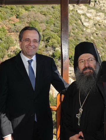 Антонис Самарас с игуменом монастыря Симонопетра