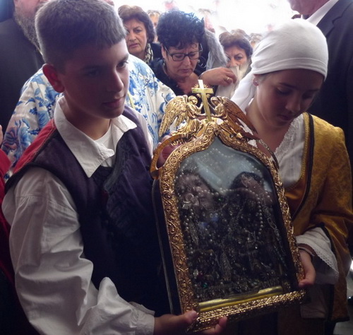 Дети несут чудотворную Тиносскую икону Божией Матери